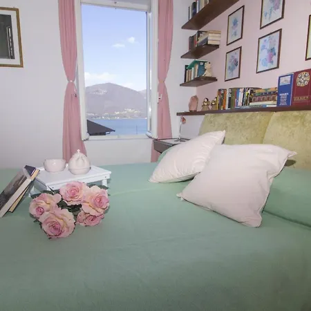 Sleeps 6 Pool Apartment Castelveccana