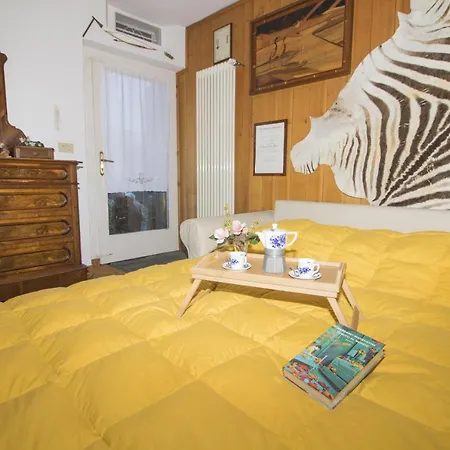 Sleeps 6 Pool Apartment
