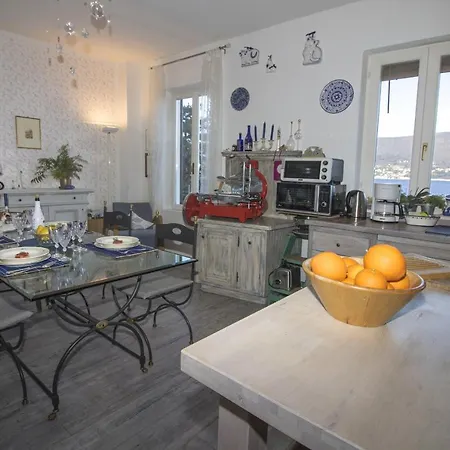 Sleeps 6 Pool Apartment *