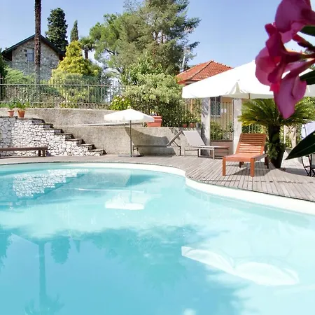 Sleeps 6 Pool Apartment *